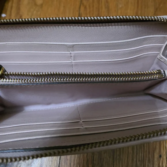 Tory Burch Quilted Cream Wallet - Picture 6 of 11